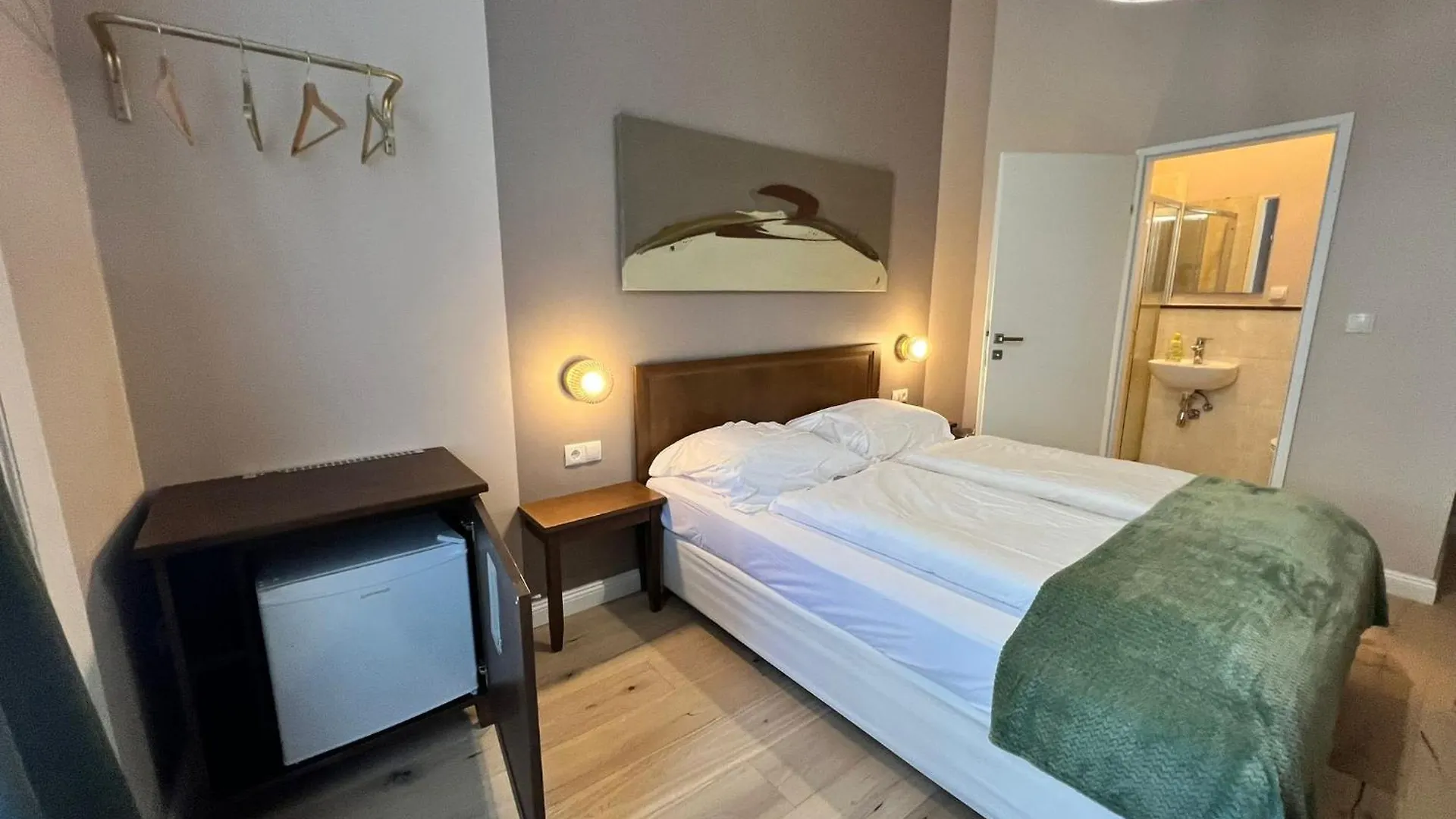Amazing 1Br & 1Lr Apt & 5 Private Bedrooms By Mariahilfer Βιέννη