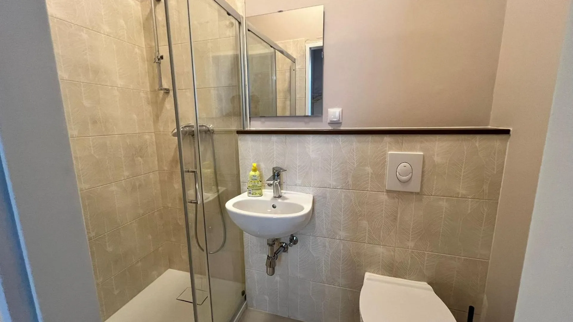 Amazing 1Br & 1Lr Apt & 5 Private Bedrooms By Mariahilfer Διαμέρισμα