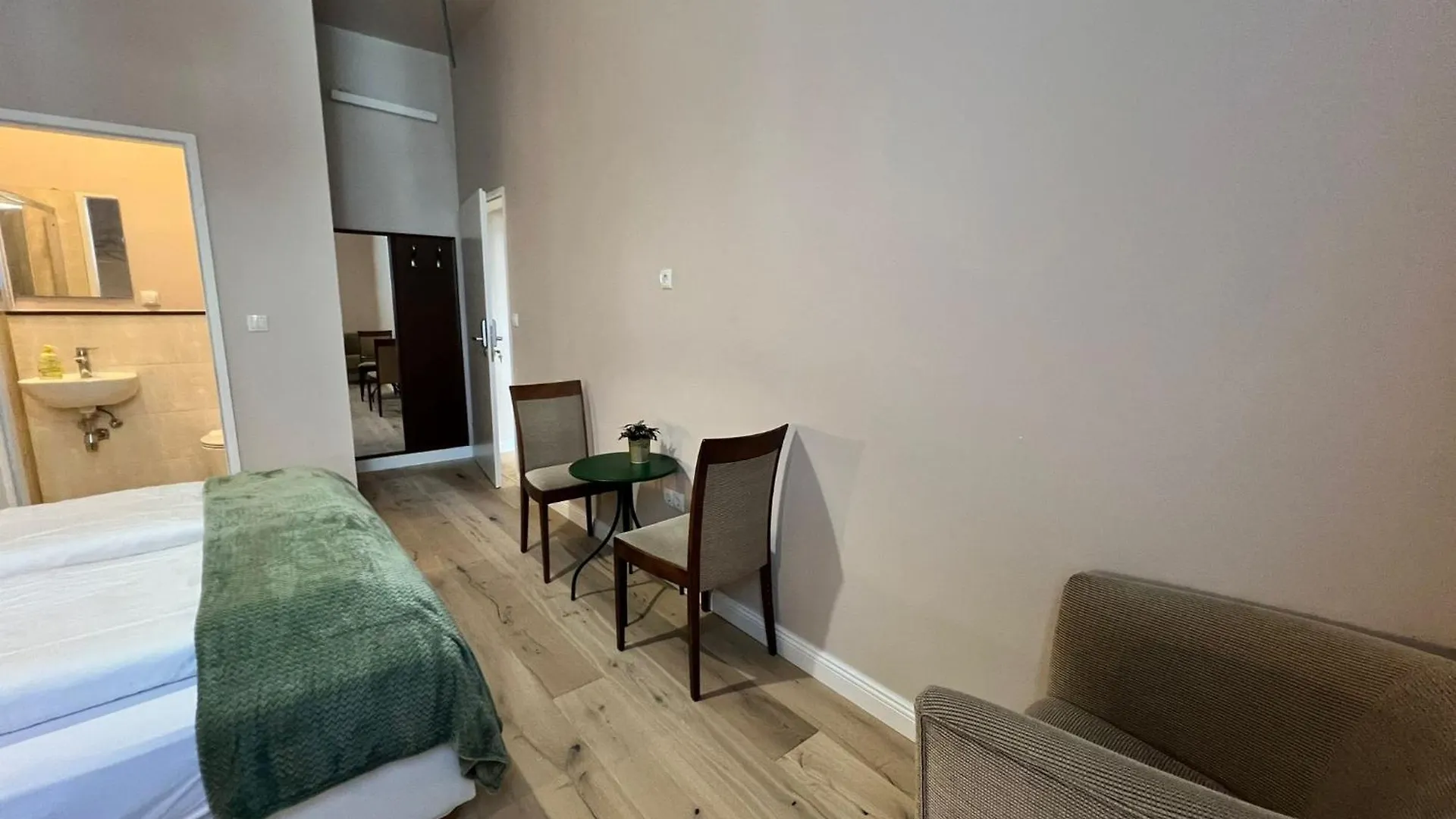 Amazing 1Br & 1Lr Apt & 5 Private Bedrooms By Mariahilfer Αυστρία