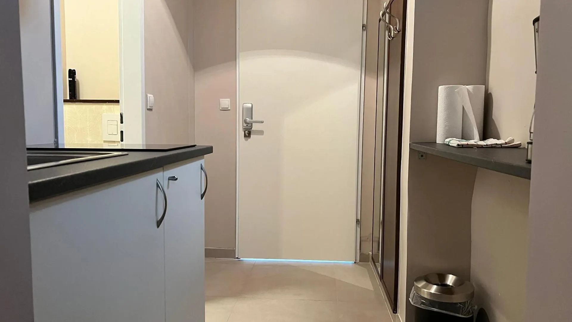 Amazing 1Br & 1Lr Apt & 5 Private Bedrooms By Mariahilfer Διαμέρισμα Βιέννη
