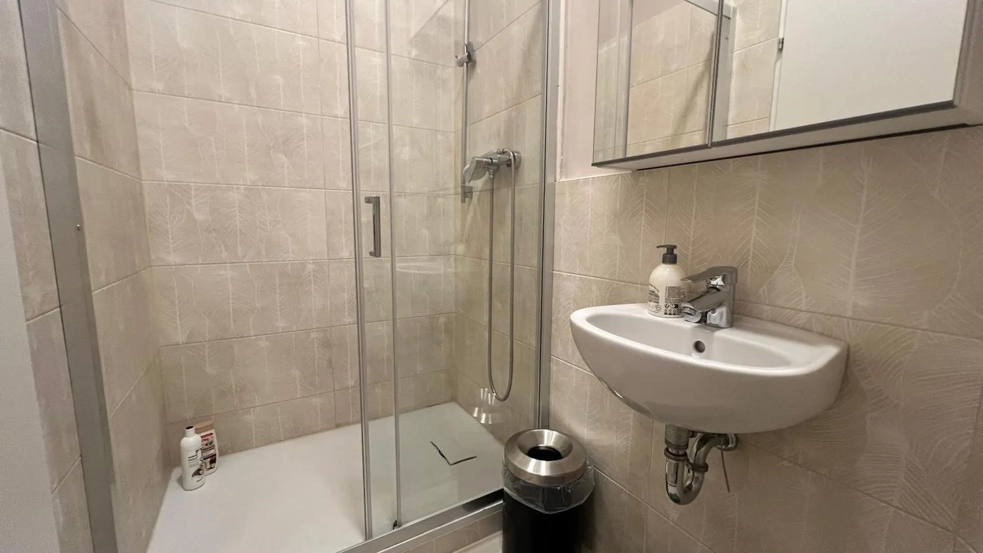 Διαμέρισμα Amazing 1Br & 1Lr Apt & 5 Private Bedrooms By Mariahilfer