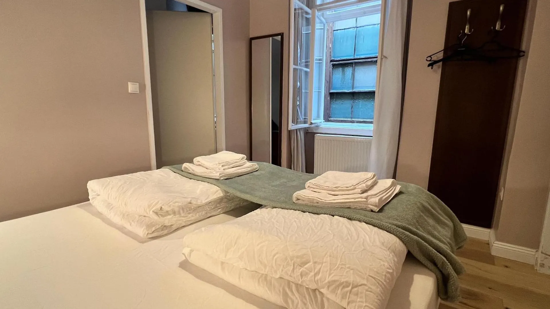 Amazing 1Br & 1Lr Apt & 5 Private Bedrooms By Mariahilfer Διαμέρισμα Βιέννη