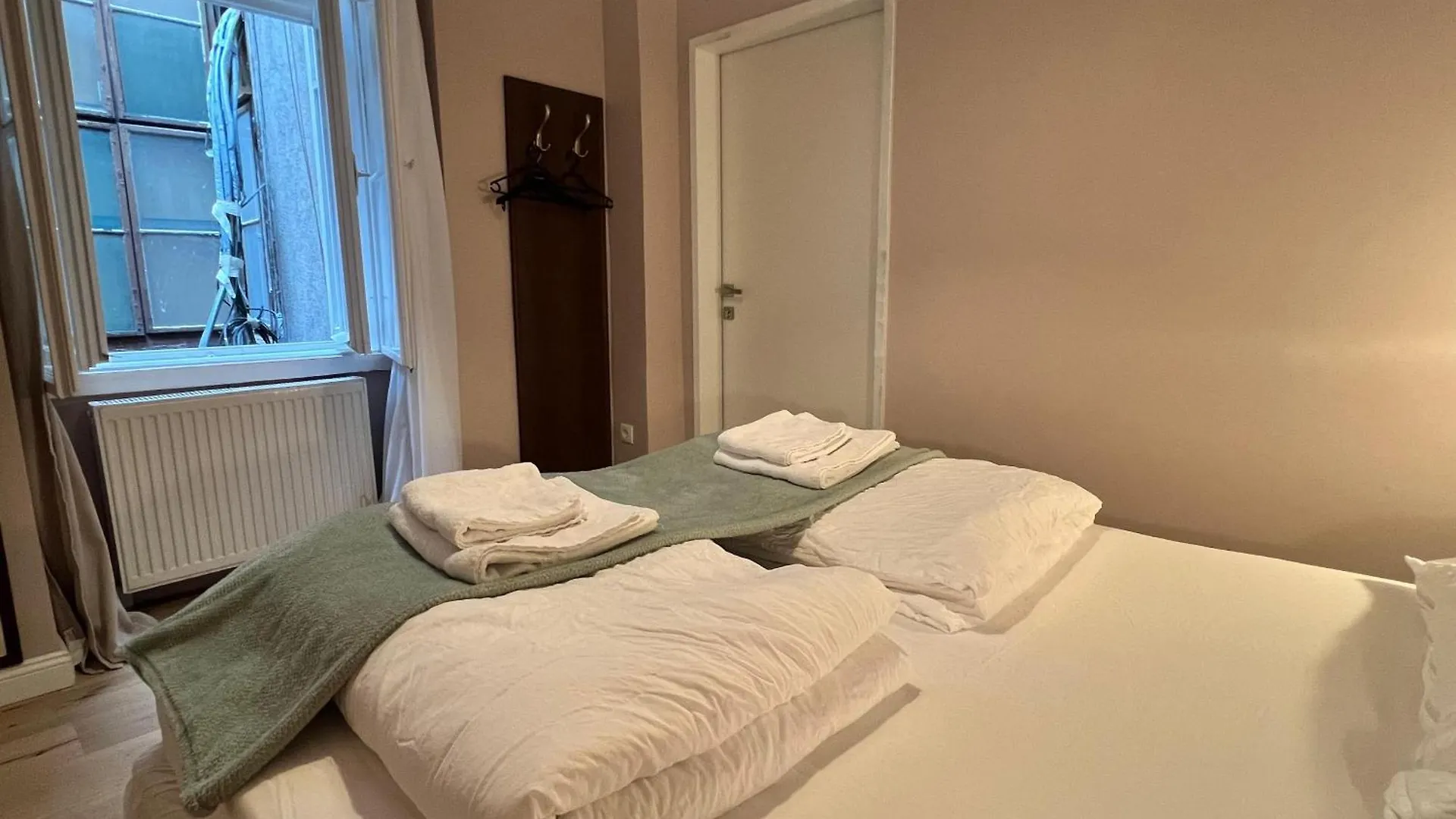 Amazing 1Br & 1Lr Apt & 5 Private Bedrooms By Mariahilfer Βιέννη