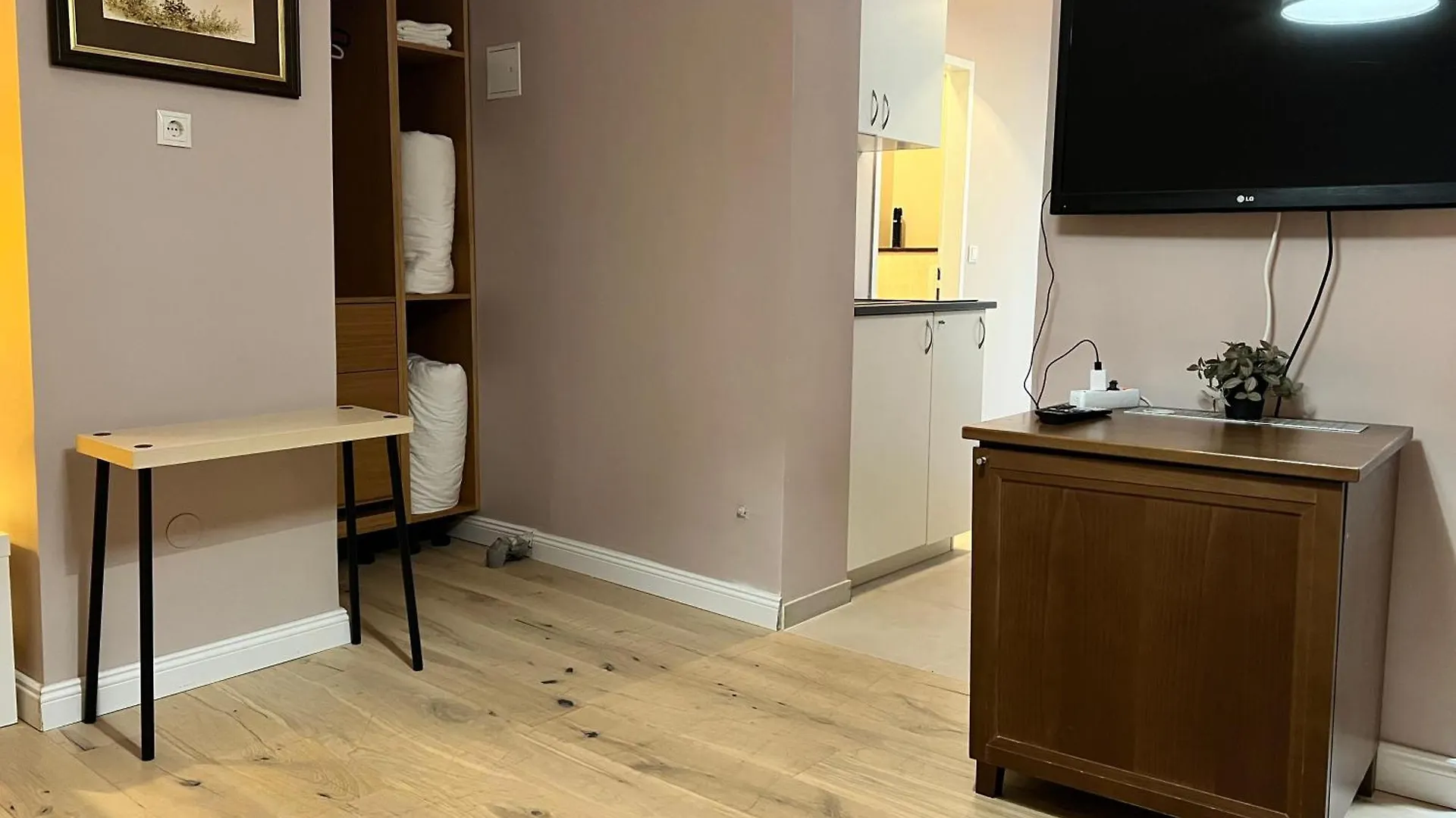 Amazing 1Br & 1Lr Apt & 5 Private Bedrooms By Mariahilfer 0*, Wenen