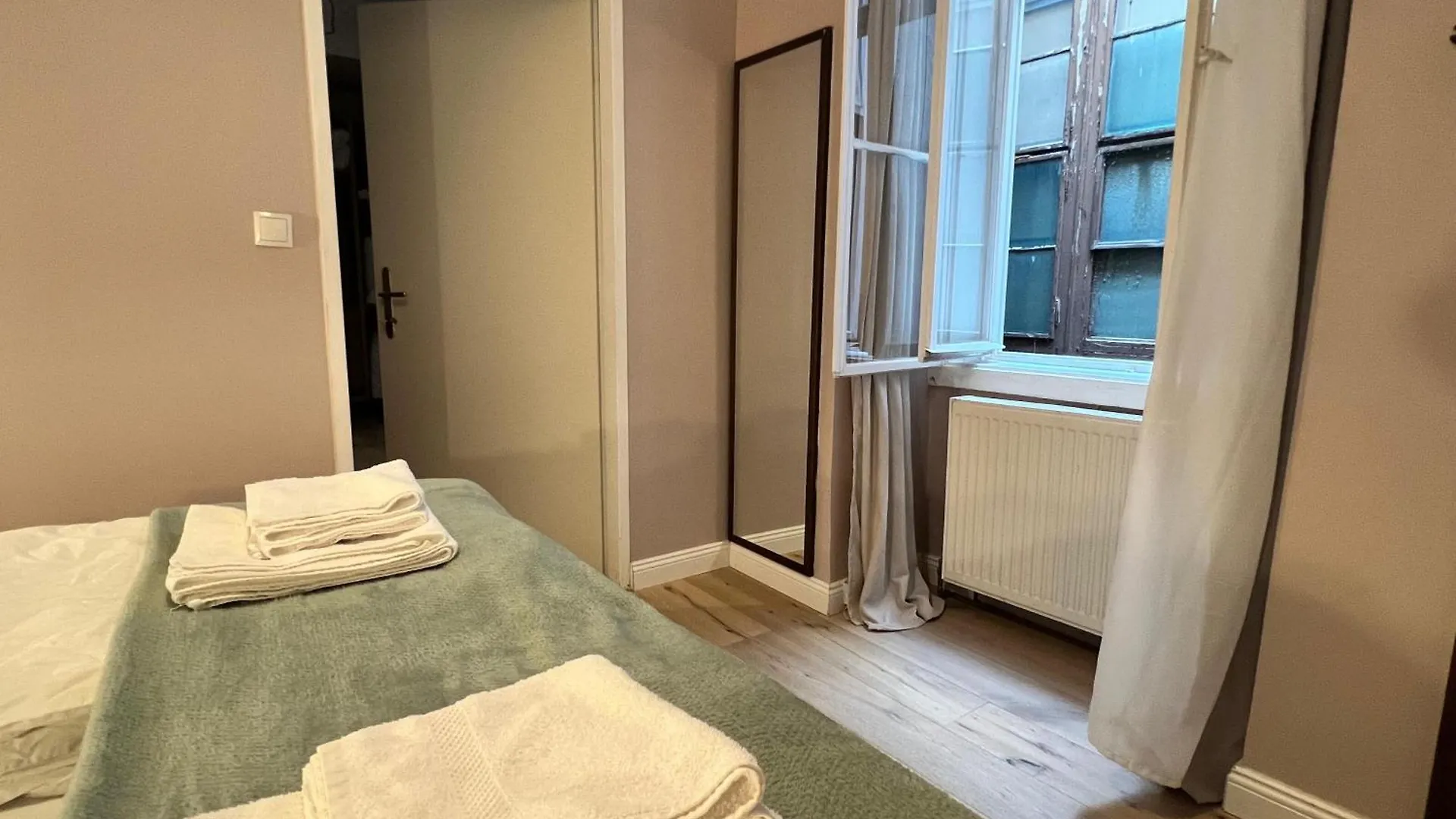 Amazing 1Br & 1Lr Apt & 5 Private Bedrooms By Mariahilfer