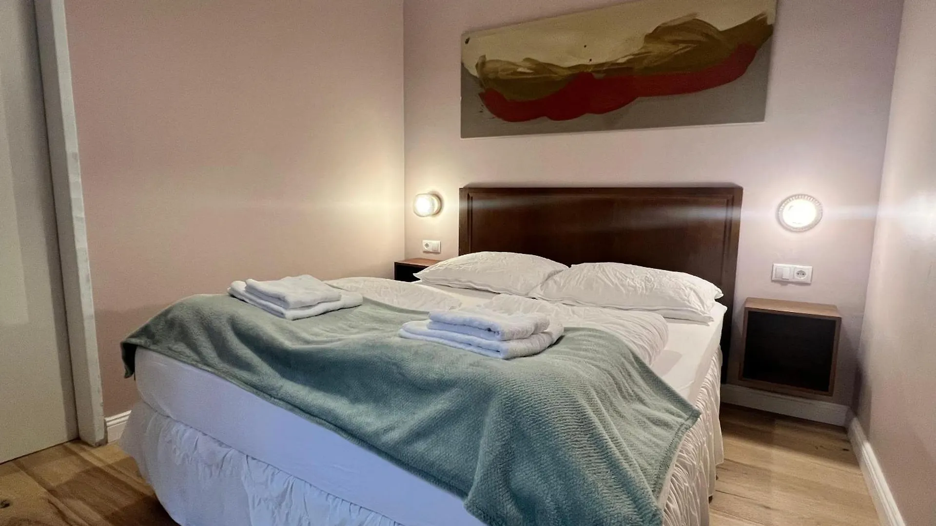 הקונטקטים של Amazing 1Br & 1Lr Apt & 5 Private Bedrooms By Mariahilfer